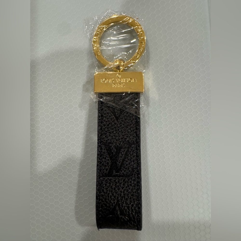 Designer Inspired Fashion Keychain. New
Gold tone.